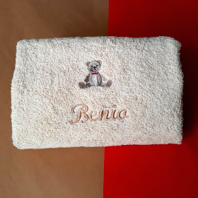 beżowy ręcznik dla dziecka z imieniem benio haftyok.pl